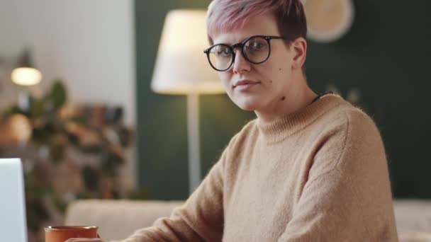 Inclinazione Shot Donna Caucasica Che Lavora Sul Computer Portatile Casa — Video Stock