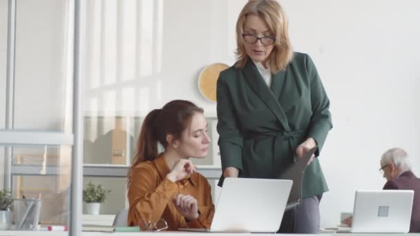 Plan Moyen Une Femme Manager Âge Moyen Dirigeant Vers Une — Video