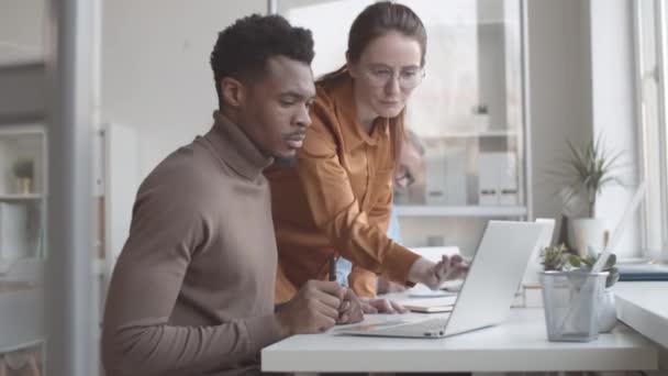 Medium Arc Shot Smiling Caucasian Woman Standing Next Black Male — Stock Video