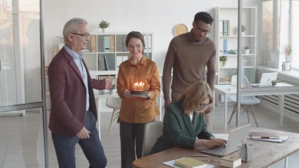 Komplette Aufnahme Von Multiethnischen Kollegen Die Auf Eine Ahnungslose Kaukasierin — Stockvideo