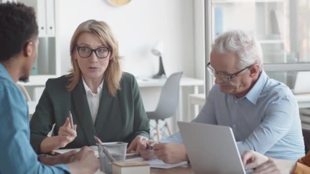 Midja Upp Panorering Skott Säker Senior Kaukasiska Affärskvinna Sitter Runt — Stockvideo