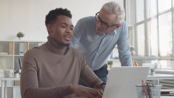 Medium Shot Senior Caucasian Male Executive Walking Young Afro American — Stock Video