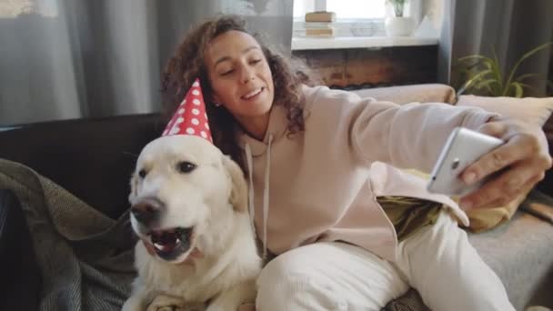 Joven Mujer Feliz Abrazando Lindo Perro Golden Retriever Sombrero Fiesta — Vídeo de stock