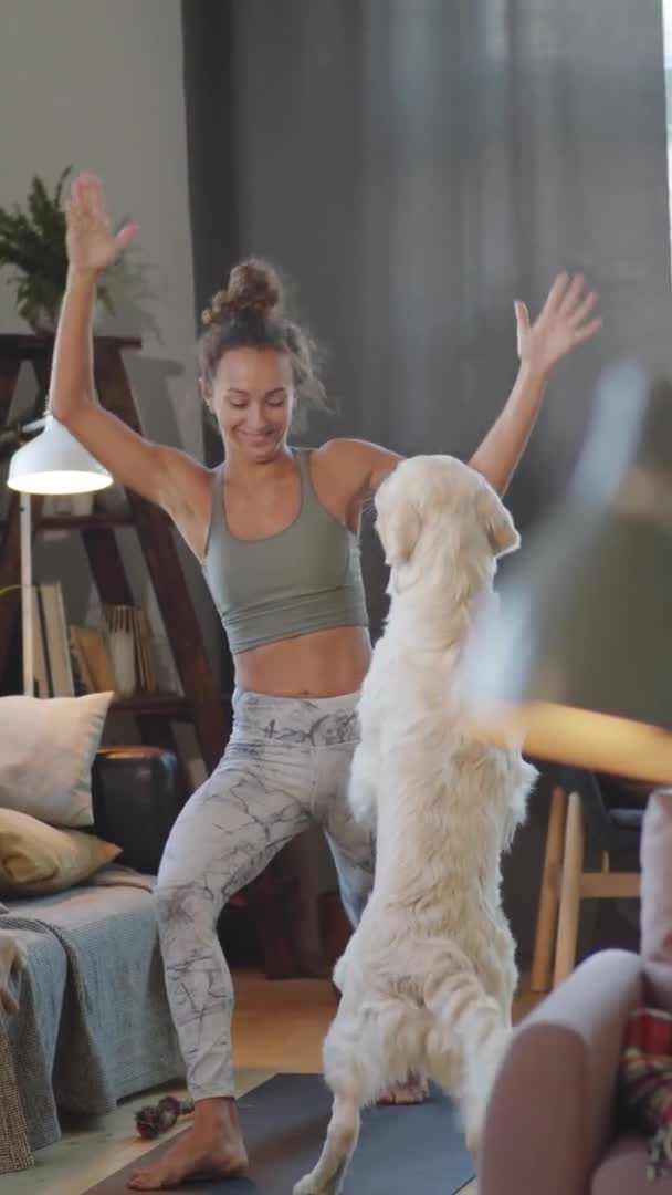 Clipe Vertical Jovem Mulher Sorrindo Acariciando Lindo Cão Enquanto Pratica — Vídeo de Stock