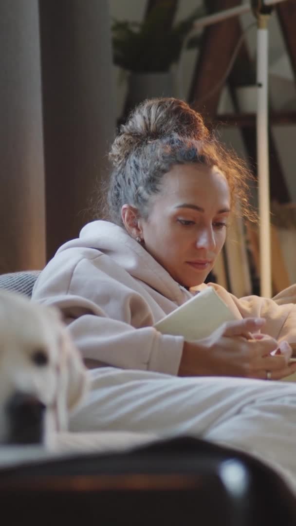 Tiro Vertical Jovem Bela Mulher Sentada Sofá Com Adorável Cão — Vídeo de Stock