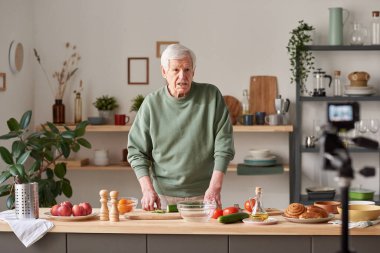 Adamın yemekle ilgili bir blogu var.