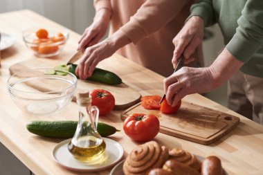 Salata için sebze doğrama