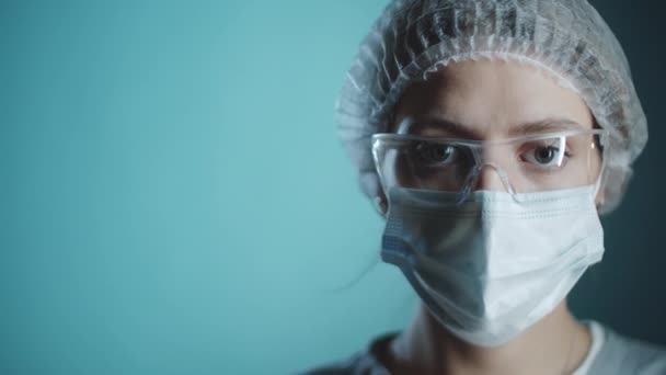Közelkép Portré Fiatal Nővér Orvosi Egyenruhában Védőszemüveg Maszk Kalap Pózol — Stock videók