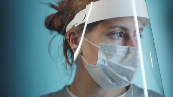 Gros Plan Portrait Studio Jeune Femme Médecin Dans Écran Protecteur — Video