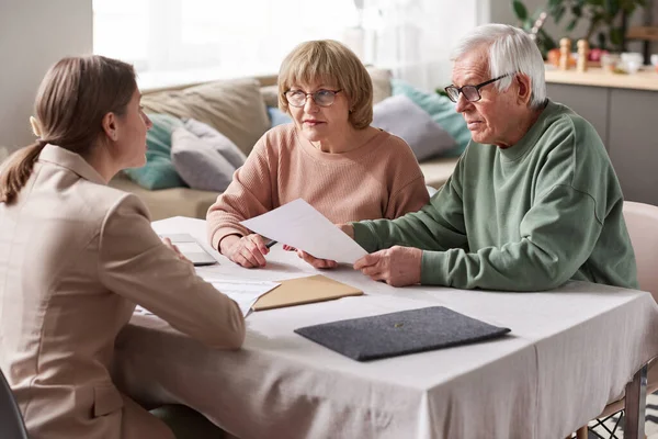 Paar hebben een overleg met financieel adviseur — Stockfoto