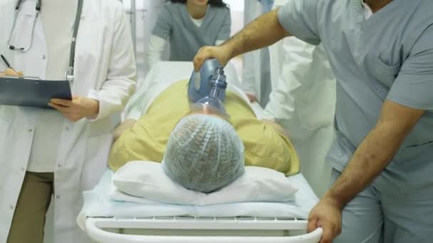 Tilt Shot Del Equipo Paramédicos Dando Ventilación Paciente Emergencia Con — Vídeos de Stock