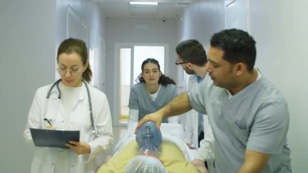 Plan Incliné Équipe Ambulanciers Multiethniques Donnant Une Ventilation Sac Valve — Video