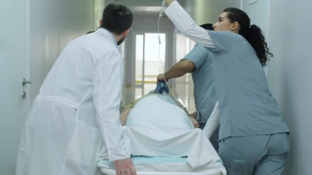 Achteraanzicht Van Het Team Van Paramedici Met Behulp Van Zak — Stockvideo