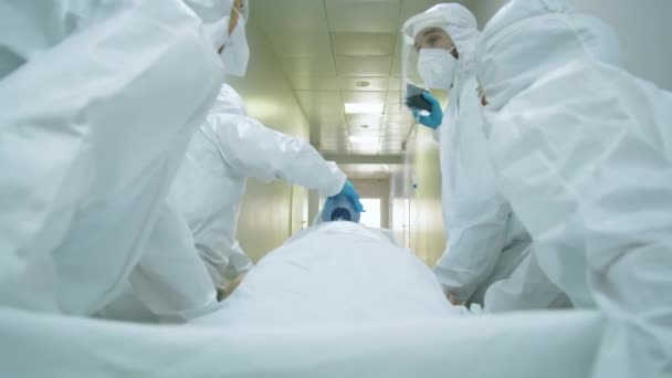Efter Skott Akutläkare Skyddande Uniform Som Löper Genom Sjukhushallen Och — Stockvideo