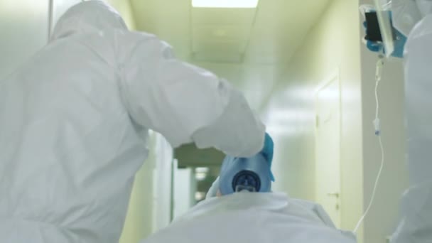 구내에 코로나 바이러스 환자의 요원들에 복도를 이송되는 마스크 환기와 액체를 — 비디오