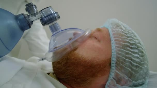 기사보기 침대에 환자가 응급실로 이송되는 마스크 환기를 환자의 — 비디오