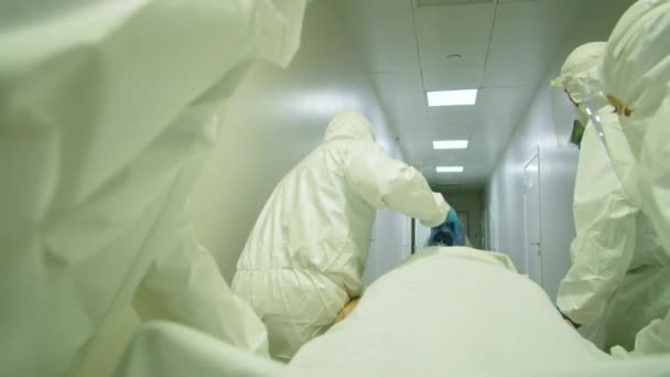 응급실에서 복도를 지나는 응급실 의사들의 들것을 수술용 마스크 장치와 액체를 — 비디오