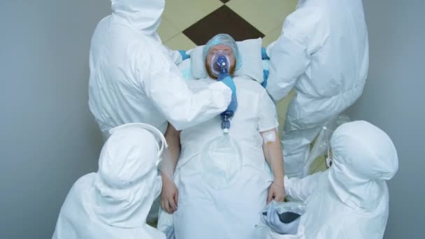 제복을 응급실 구내를 복도를 달리는 마스크 환기와 액체를 제공하는 장면이었다 — 비디오