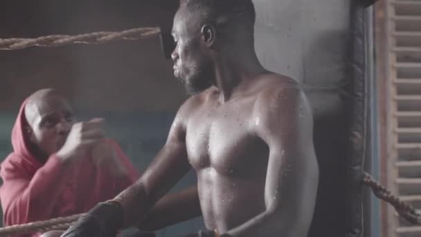 Tour Taille Boxeur Afro Américain Musclé Sueur Assis Dans Coin — Video