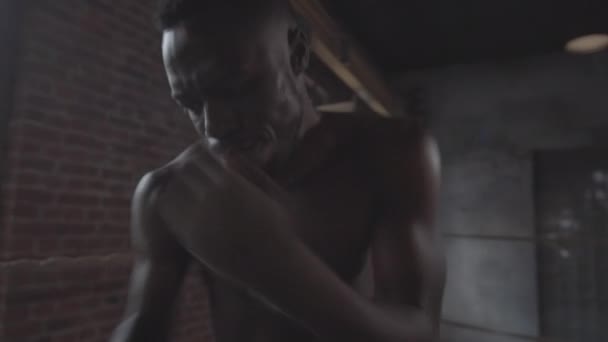 Шматок Язового Молодого Африканського Боксера Голим Торсом Зап Ястя Обгортає — стокове відео