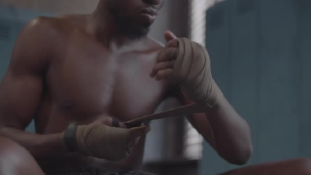 Tilting Close Plan Musclé Jeune Boxeur Afro Américain Avec Torse — Video