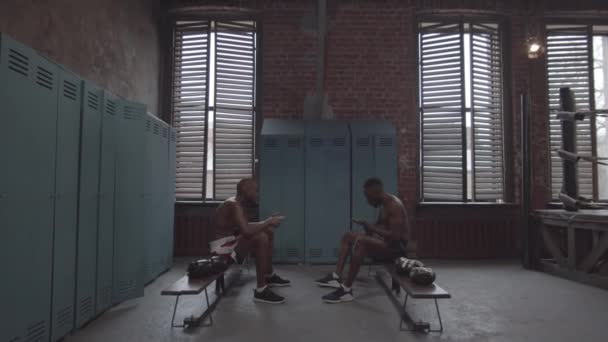 Tiro Dollying Completo Dos Jóvenes Luchadores Afroamericanos Atléticos Con Pechos — Vídeo de stock