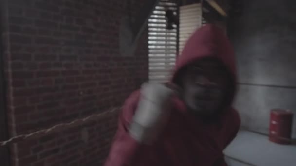 Знімок Грудей Молодого Чорного Бійця Светрі Боксерським Капюшоном Поодинці Кільцевому — стокове відео
