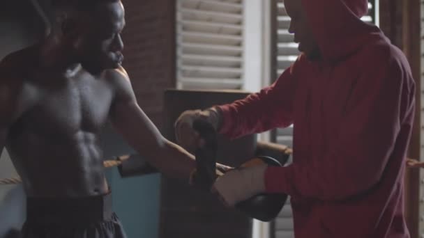 Застріл Тренера Худі Одягнений Рукавички Афро Американського Боксера Голою Тулуб — стокове відео