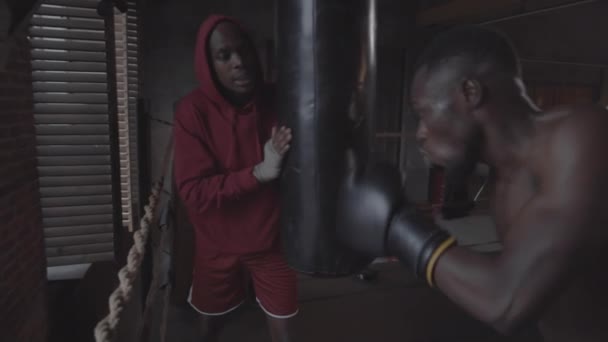 Joelho Tiro Jovem Treinador Masculino Afro Americano Com Capuz Shorts — Vídeo de Stock