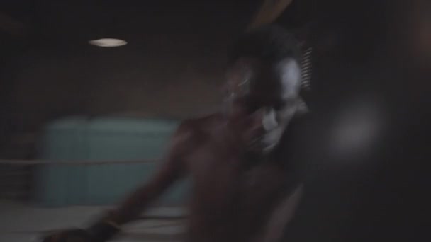 Cintura Tiro Mão Jovem Boxeador Afro Americano Com Tronco Shorts — Vídeo de Stock