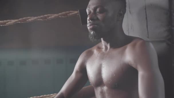 Взрыв Груди Потного Молодого Афроамериканского Боксера Отдыхающего Углу Ринга Между — стоковое видео