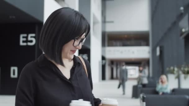 Молода Азіатська Жінка Йде Через Відхід Несучи Кавові Чашки Сидячи — стокове відео