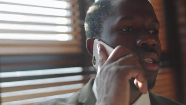 Detailní Záběr Afroamerického Obchodníka Jak Mluví Mobilu Zatímco Stojí Okna — Stock video