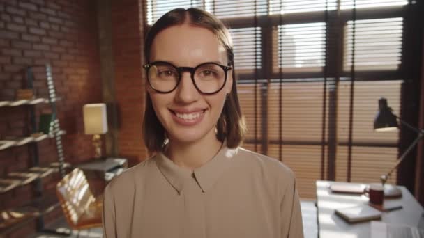 Retrato Tiro Jovem Mulher Negócios Bonita Óculos Escritório Olhando Para — Vídeo de Stock