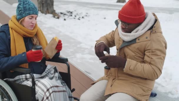 Joven Parapléjica Silla Ruedas Hombre Afroamericano Comiendo Sándwiches Bebiendo Para — Vídeo de stock