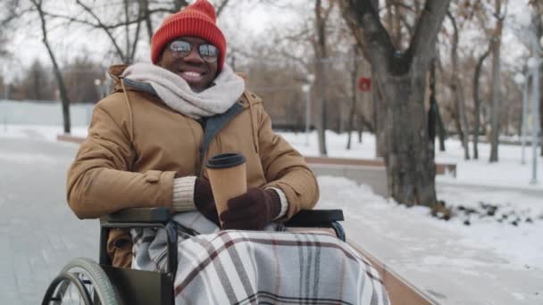 Retrato Joven Afroamericano Discapacitado Silla Ruedas Sosteniendo Una Taza Café — Vídeo de stock