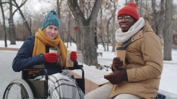 Retrato Una Joven Mujer Caucásica Silla Ruedas Hombre Afroamericano Sentado — Vídeos de Stock