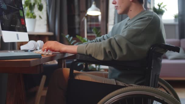 Снимок Молодой Парализованной Женщины Инвалидной Коляске Помощью Компьютера Столом Работающей — стоковое видео