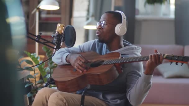 Joven Afroamericano Silla Ruedas Con Auriculares Inalámbricos Tocando Guitarra Cantando — Vídeos de Stock