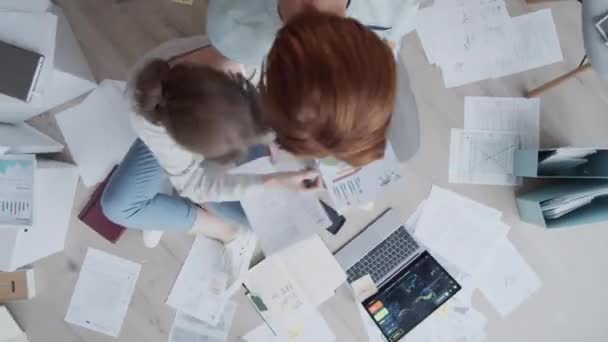 Timelapse Plano Superior Del Hombre Mujer Sentados Piso Juntos Trabajando — Vídeos de Stock