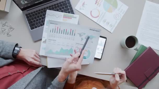 Timelapse Top Shot Hands Male Female Financial Analysts Sitting Together — Stock Video