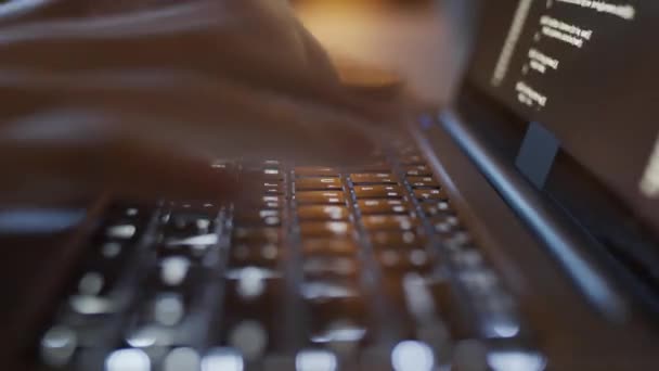 夜遅くにキーボードキーを入力する匿名の女性プログラマーのラップトップ 指のタイムラプスのクローズアップショット および黒い画面を横切って実行されているデジタルシンボルのライン — ストック動画