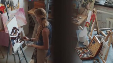 Sarışın, beyaz bir kadının palet tutarken ve resim yaparken kendi resim stüdyosunda boya fırçası kullanırken yüksek açılı görüntüsü.
