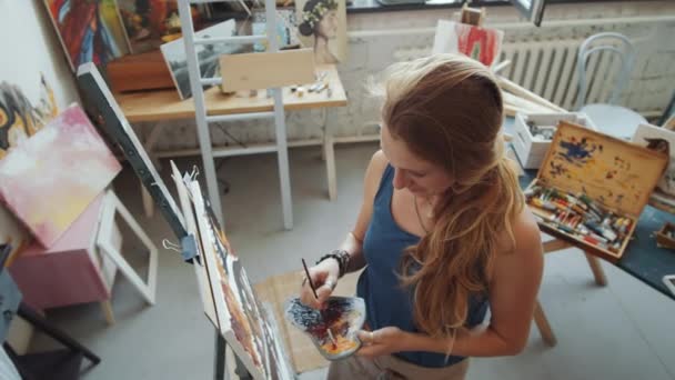Plan Grand Angle Jeune Artiste Femme Caucasienne Peinture Tableau Puis — Video