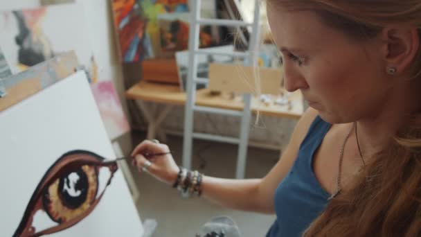 Powiększ Ujęcie Utalentowanej Artystki Trzymającej Paletę Malujące Oko Płótnie Podczas — Wideo stockowe