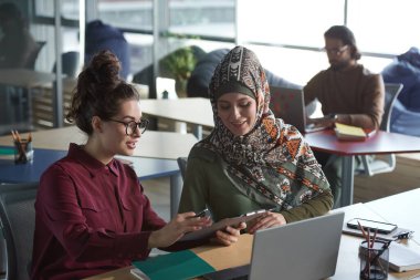 Ofiste çalışan Müslüman kadın.