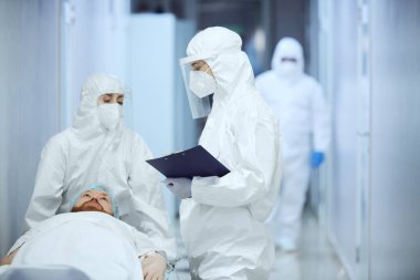 Yaralı hasta sedyede yatıyor.