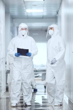 Hastanede koruyucu giysili doktorlar.