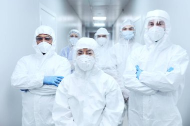 Hastanede koruyucu üniformalı doktorlar var.