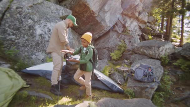 Padre Caucásico Pequeño Hijo Raza Mixta Instalando Tienda Campamento Bosque — Vídeo de stock